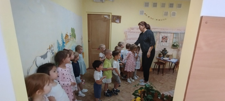 Экскурсия по дошкольному отделению.